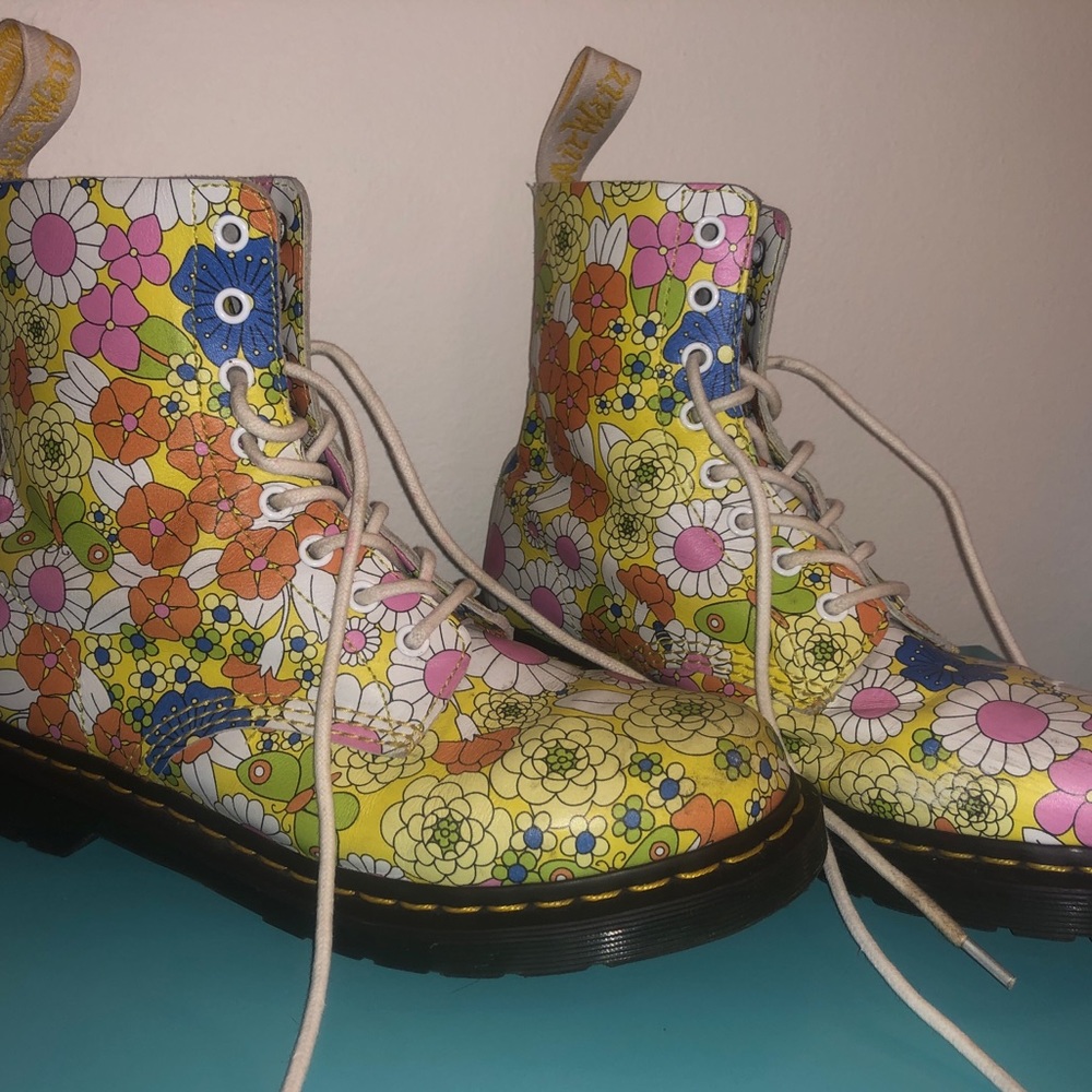 RARE 70s Daisy Doc Martens